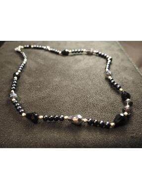 Vintage-Style Black Beaded Necklace – Faceted Glass & Teardrop Accents